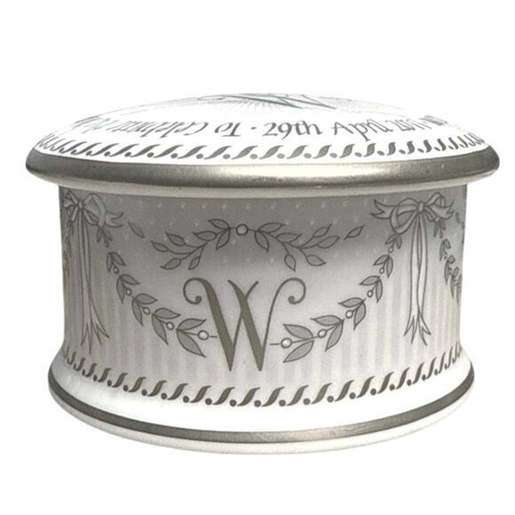 William & Catherine 2011 Marriage Round Trinket Box Royal Collection Bone China - Picture 4 of 7